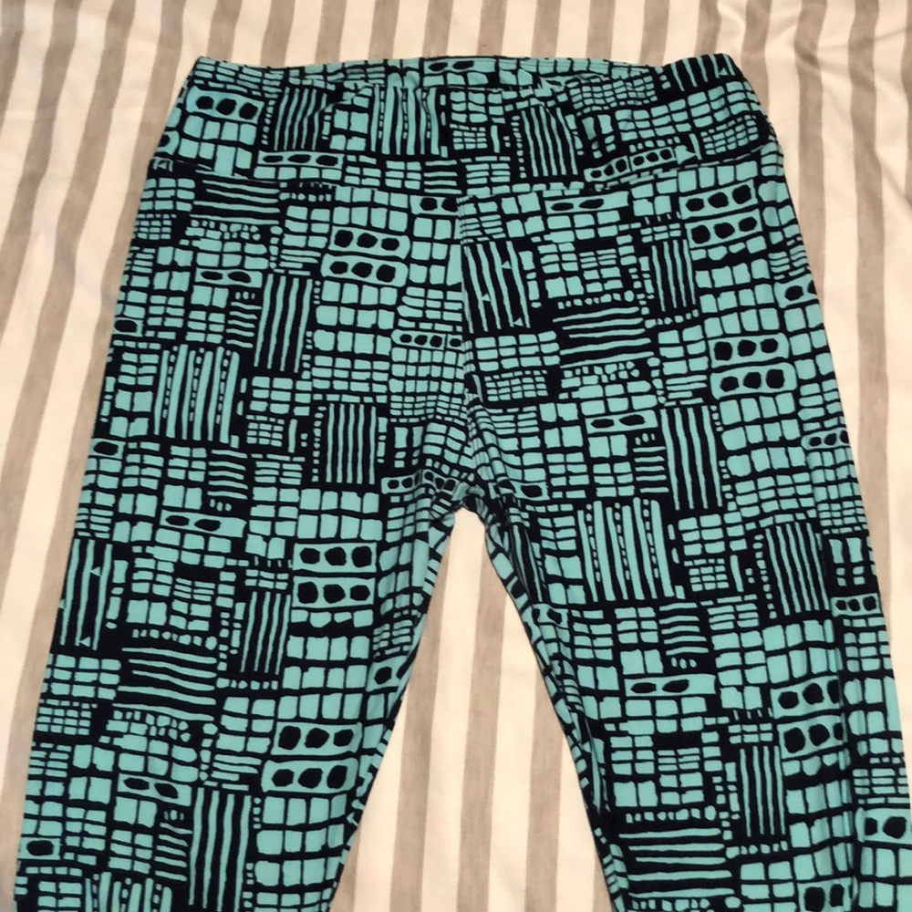 Light green and navy lularoe leggings.